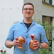 Ole Heinrichson mit seinen beiden Weltmeister-Trophäen